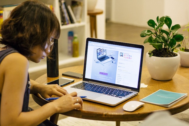How to Find a User-Friendly & Engaging LMS for Small and Medium Businesses 