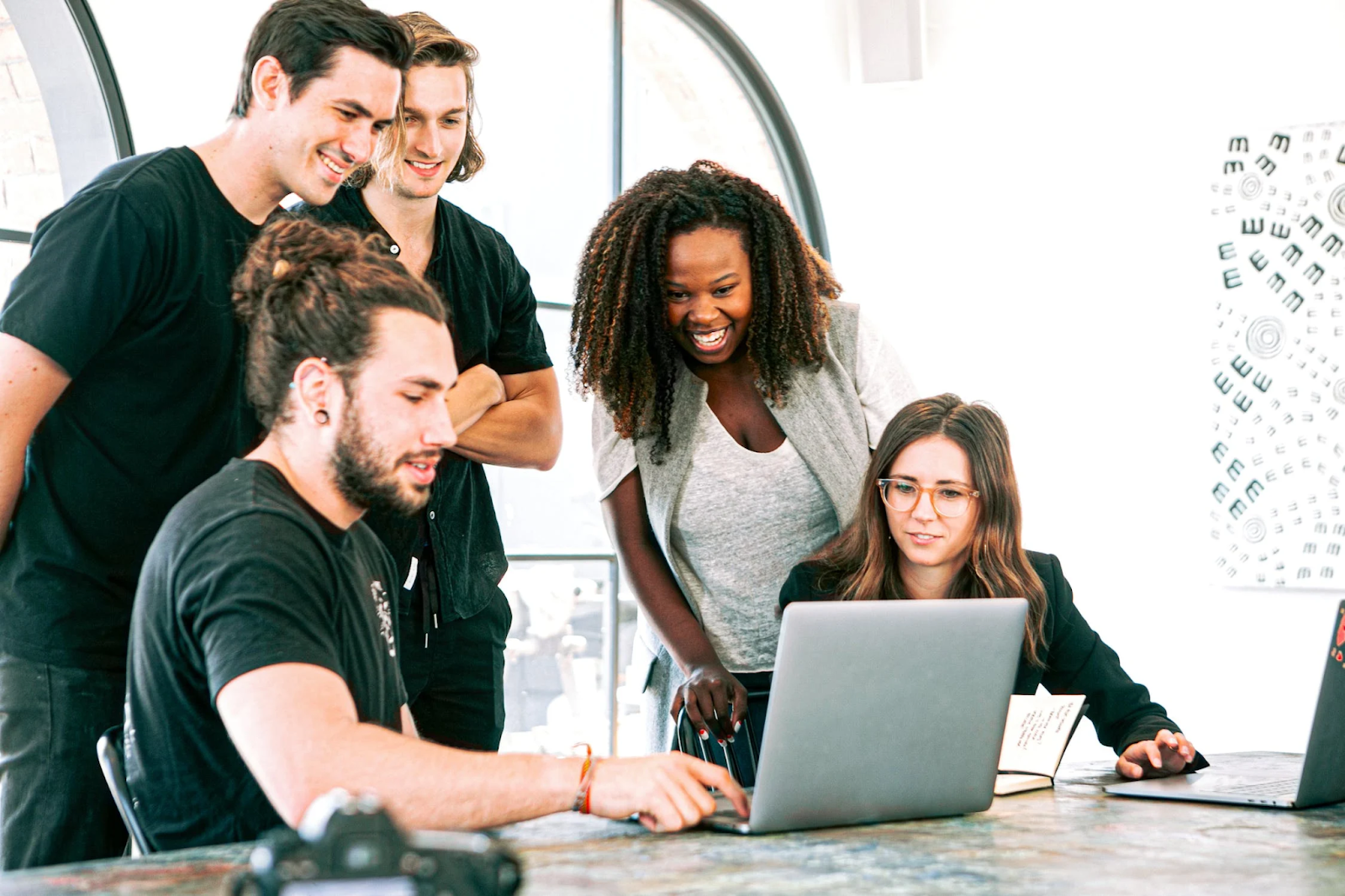10 Reasons to Always Prioritize Knowledge Sharing in the Workplace
